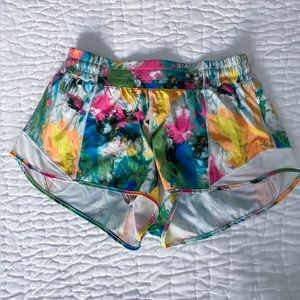 Lululemon Hotty Hot Lined Short 2.5" size 8